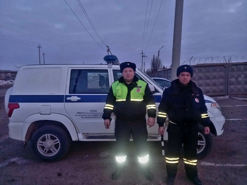 Госавтоинспекторы Енотаевского района спасли замерзающего  водителя сломавшегося автомобиля