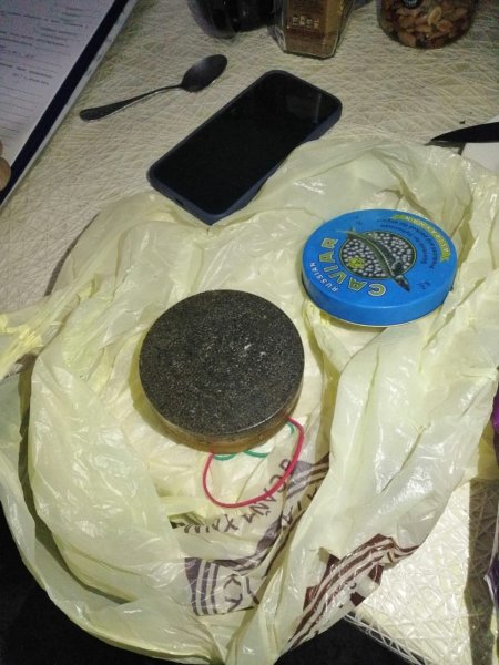 В Енотаевском районе сотрудники уголовного розыска обнаружили у местных жителей незаконно добытых осетровых и черную икру